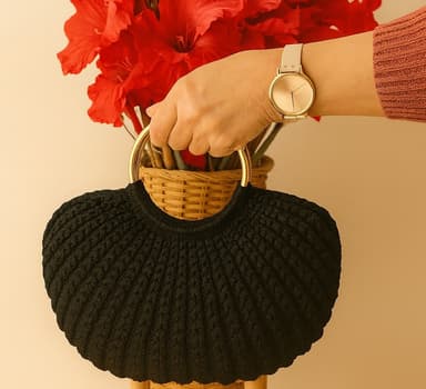  Sac Demi-Lune Artisanal – Crochet Noir & Anneaux Dorés - Image 1