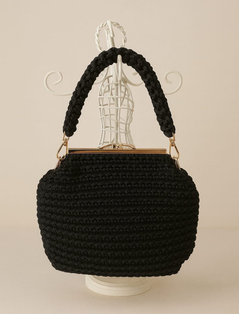 Porté Épaule Rétro-Chic en Maille Noire et Fermoir Doré