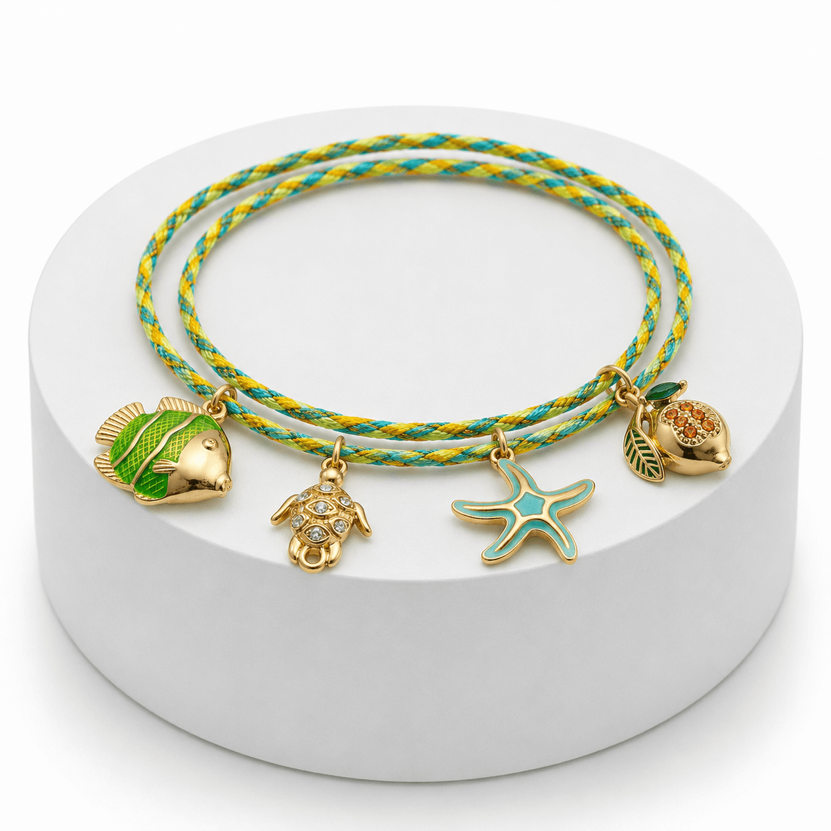 Bracelet Cordon Vert Ajustable avec Breloques Dorées en Acier Inoxydable – Style Bohème Chic