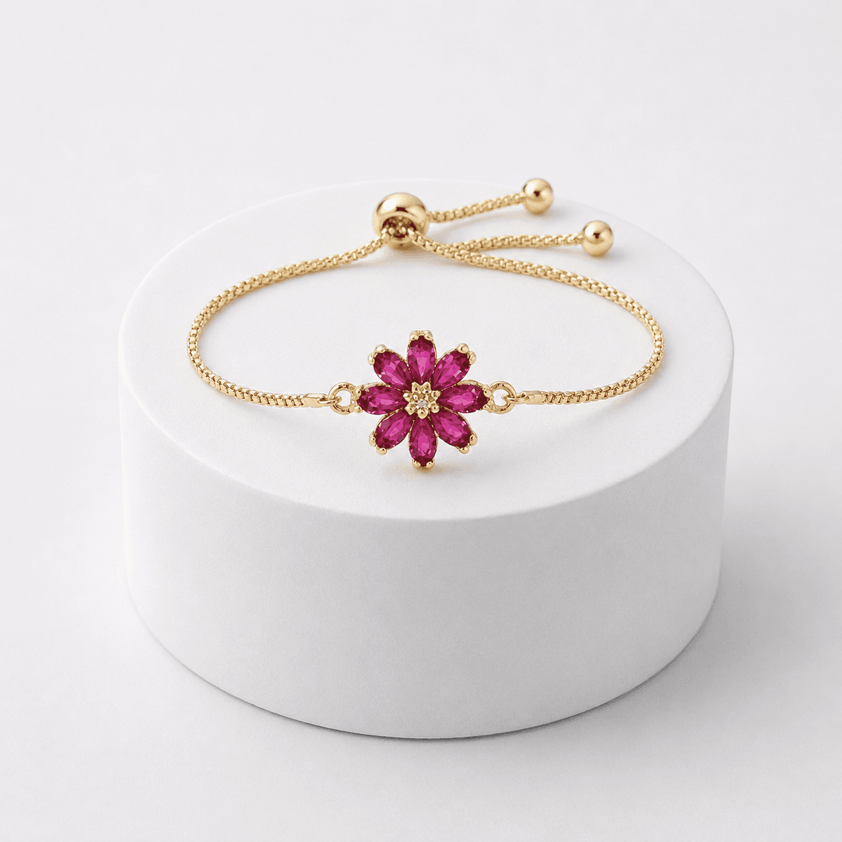 Bracelet Fleur Doré en Acier Inoxydable avec Cristal Rouge – Ajustable