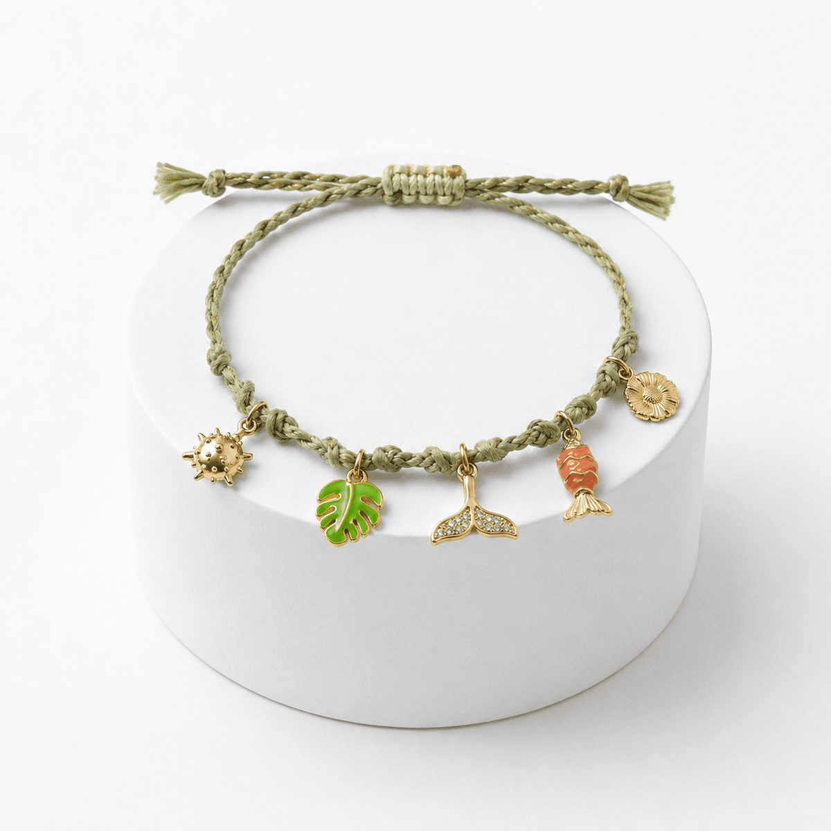 Bracelet Cordon Vert Ajustable avec Breloques Dorées en Acier Inoxydable – Style Bohème Chic