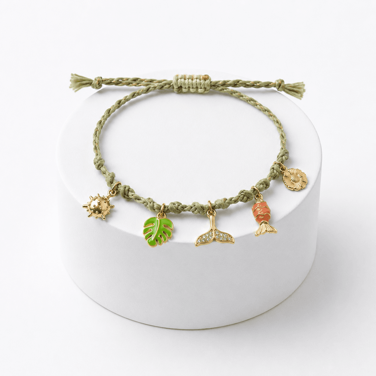 Bracelet Cordon Vert Ajustable avec Breloques Dorées en Acier Inoxydable – Style Bohème Chic
