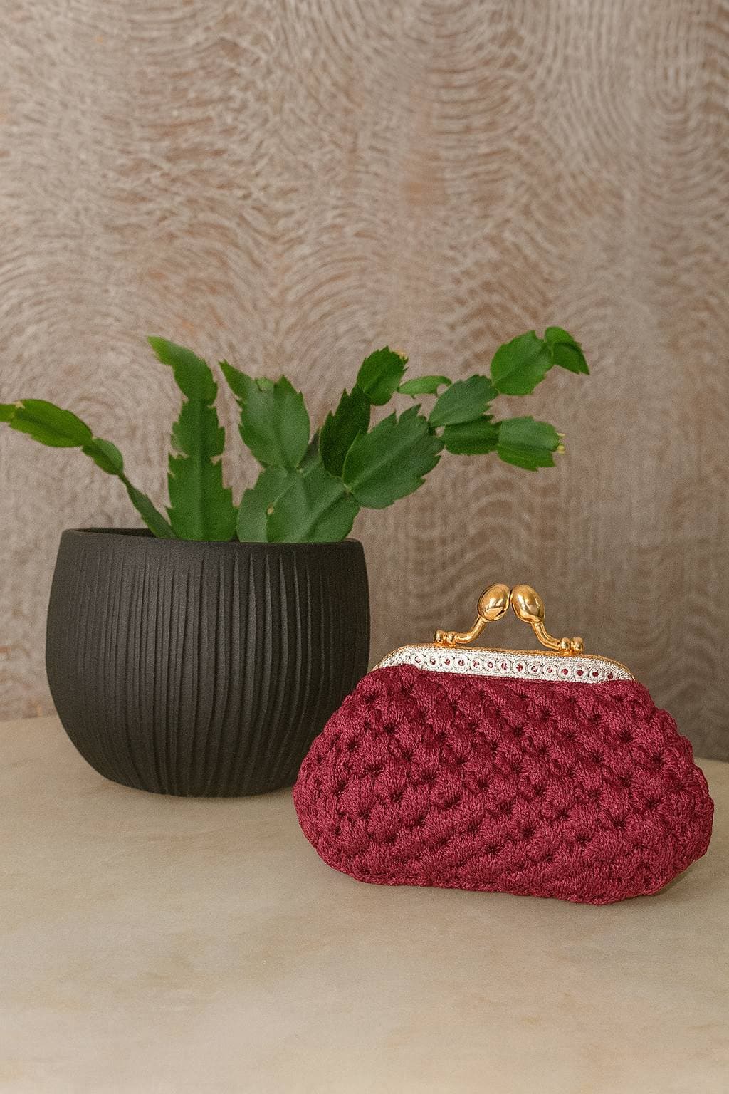 Porte-monnaie 'Rubis' Crochet précieux et fermoir perlé doré