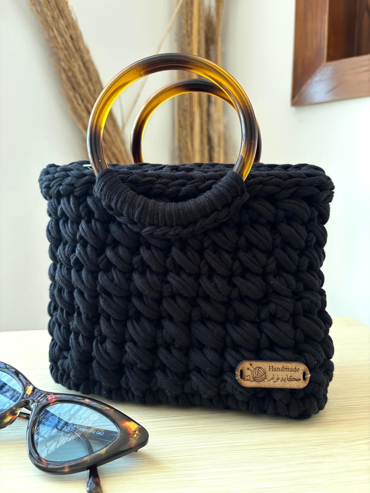 Sac à main noir en crochet avec anses tigrés