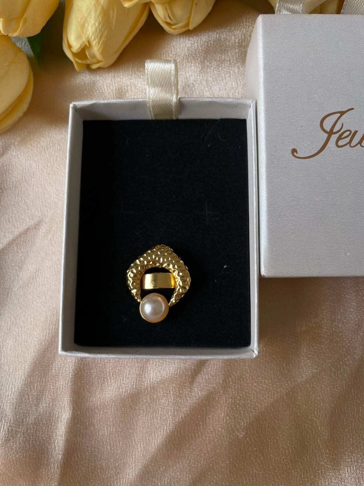 Bague Ajustable Dorée Martelée – Éclat de Perle Nacrée
