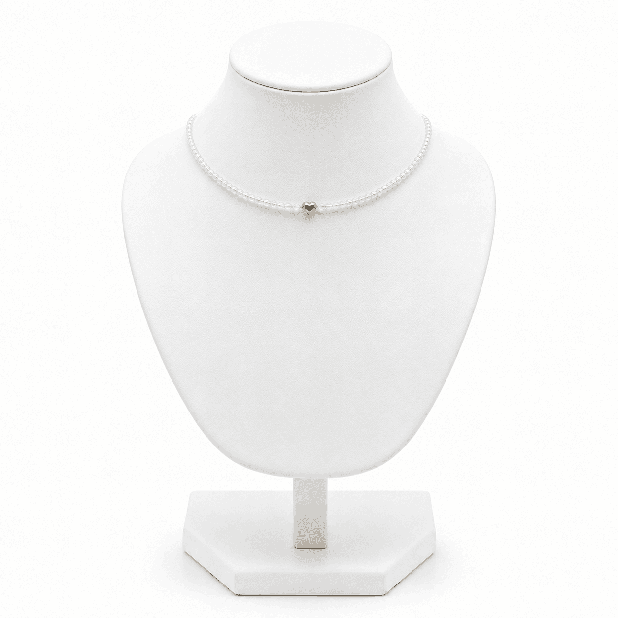 Collier Choker Perles Nacrées avec Pendentif Cœur Doré – Élégance Minimaliste