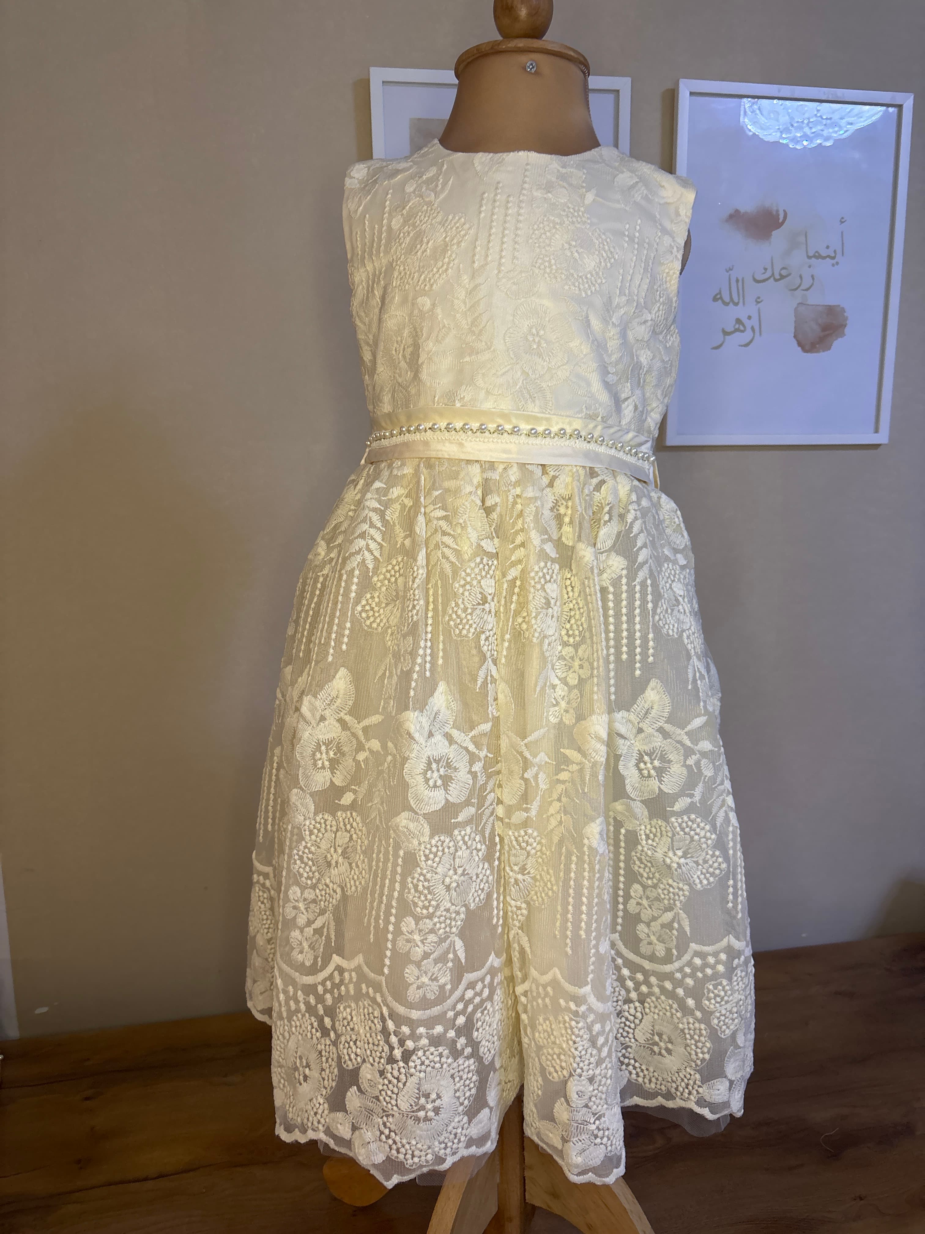 Robe soirée avec dentelle jaune claire