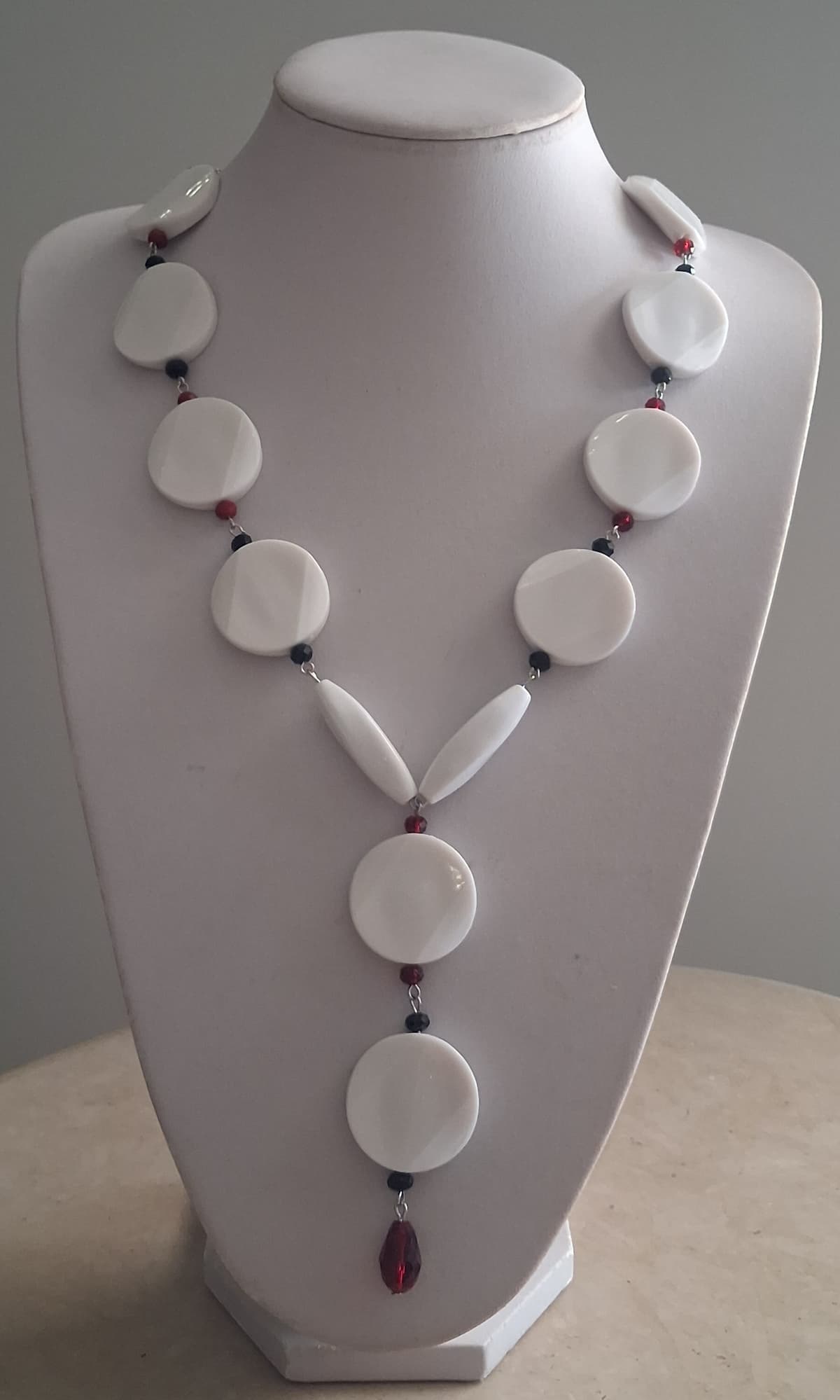 Collier Femme en Disques Blancs et Perles Rouges & Noires – Bijou Artisanal Été